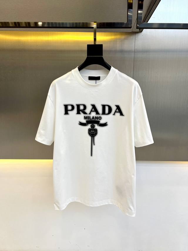 Prad普拉 2024春夏新款系列短袖 胸前字母logo设计 更显得不凡跟高档 大气 简约 基础 耐看 但又独具风格 结合了一款优质短袖的所有特点 百搭有型 轻